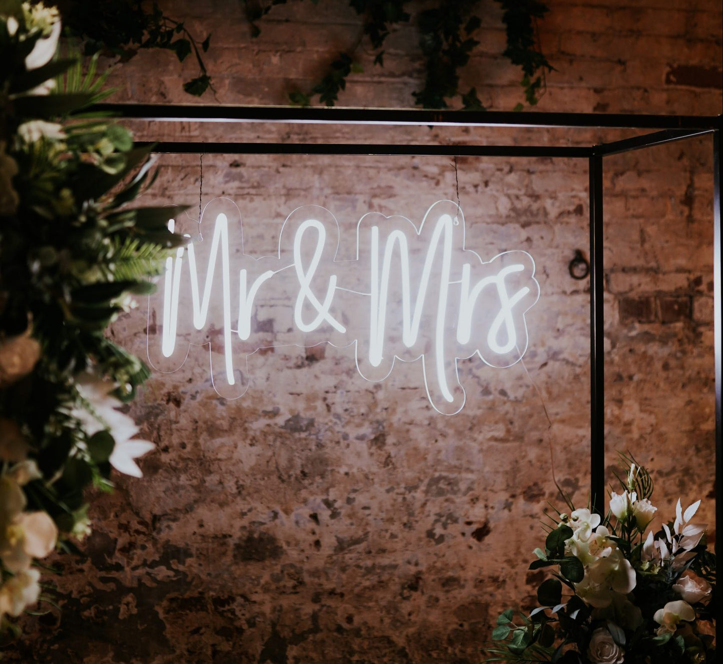 "Mr & Mrs" Neon Sign
